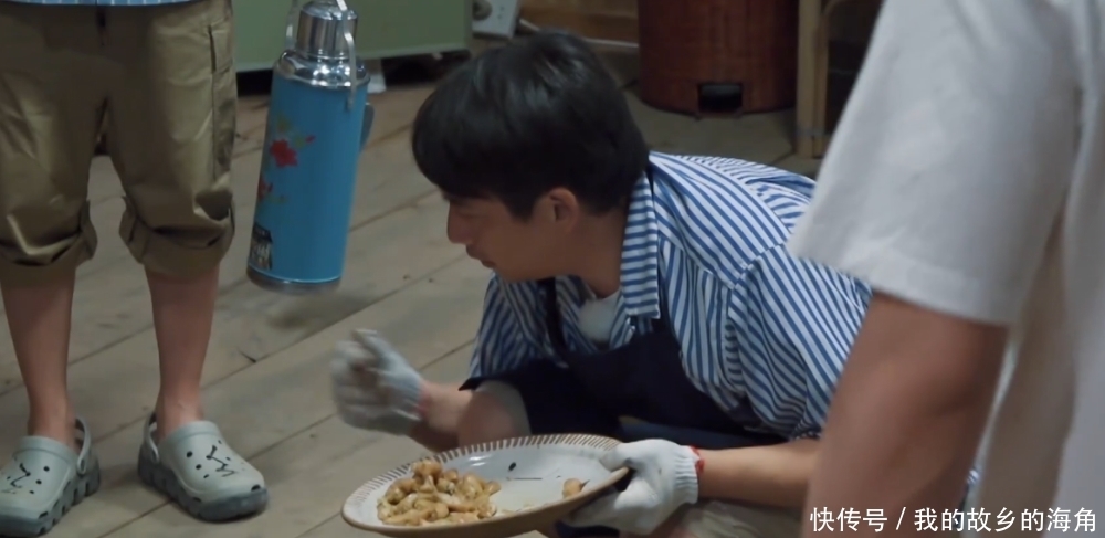 何炅|黄磊把它捡起来吃了。何炅把它洗了吃了。她:再见!