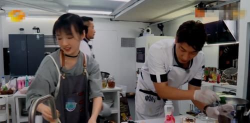 中餐厅|《中餐厅》刚曝做饭不好吃,张亮又犯低级错误?这次连菜都没熟!