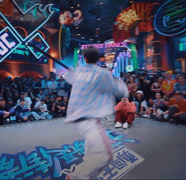  掀起|这就是街舞3队长战，王一博单腿后旋转惊艳，掀起关节万向轮挑战