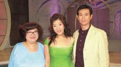  父母离异|同是一个爹，郑少秋4个女儿生活差距不是一般大，网友：渣男