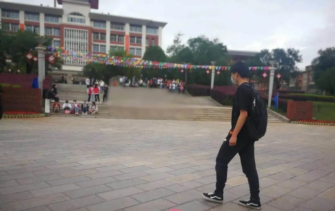  考生|图集丨云南高考首日直击：每一张安静的考桌都来之不易