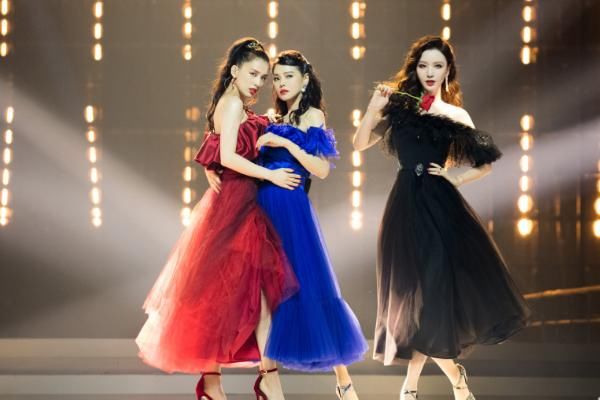  眼神|乘风破浪姐姐黄圣依拉票时，看魏大勋注视眼神，网友直言不礼貌