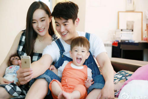  孩子|同样是在家带娃，霍思燕和应采儿的家中客厅却截然不同，各有利弊