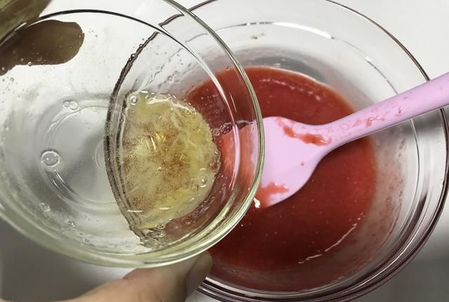 操作|法式甜点草莓慕斯,颜值高口味赞,操作非常简单,跟我一起做起来