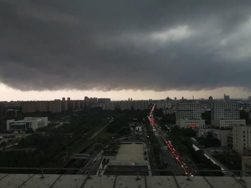  淋湿|金山突然“下开水”，你被淋湿了吗？