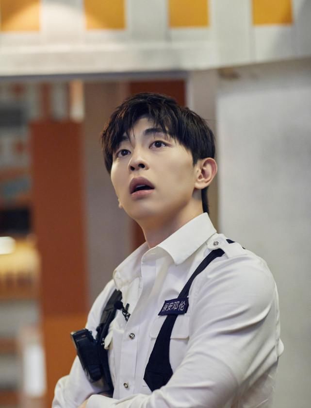 邓伦|杨幂邓伦一起上综艺,甜蜜互动的同时穿搭非常亮眼!邓伦我爱了!