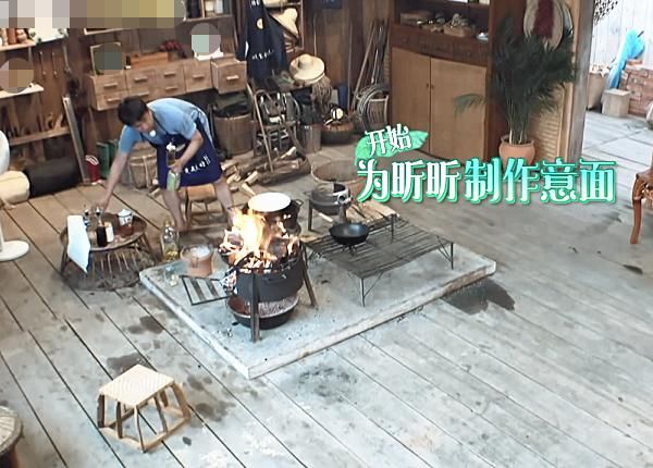  锅煮出来|黄磊捞出煮好的意面时，锅内“黑色残渣”抢镜，这还能吃吗？