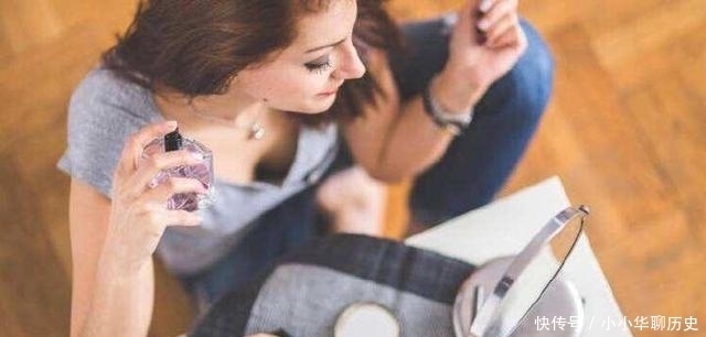难闻|女人喷香水时，尽量少犯3个“错误”，不然味道易散，还难闻