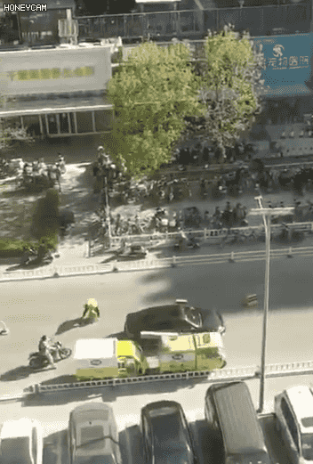 小哥|“阿sir骑我的车吧!”外卖小哥目击追捕犯人主动将车借给民警