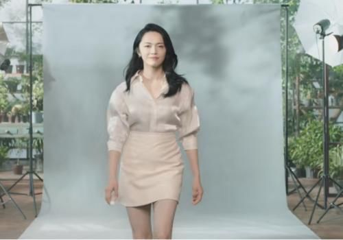 白皙|姚晨代言新品宣传片出炉，丝绸衬衣配短裙，肌肤白皙气场全开