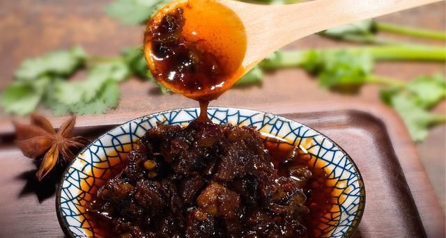  不止|还在用它拌面吃？美味可口的香菇酱，它的吃法可不止这一个