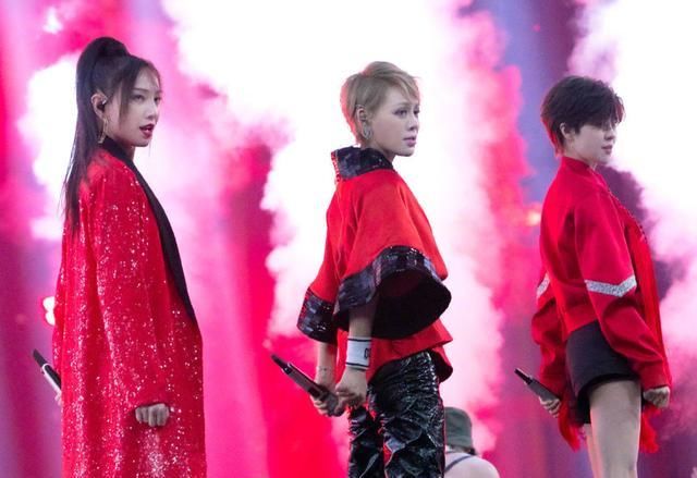  万茜|17个姐姐合体亮相：万茜戴护具主持节目，蓝盈莹和白冰成最大赢家