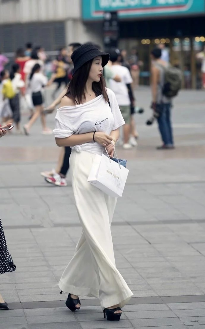 皮肤|街拍:美女皮肤白皙,身穿露肩牛仔裙,轻松秀出大长腿