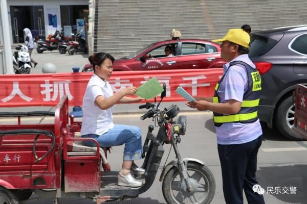  开车|忒胆大！一边开车一边看美女直播！