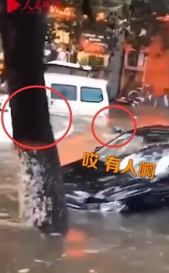  异想天开|女子异想天开，竟在积水的路上游泳，一辆车从背后冲过来