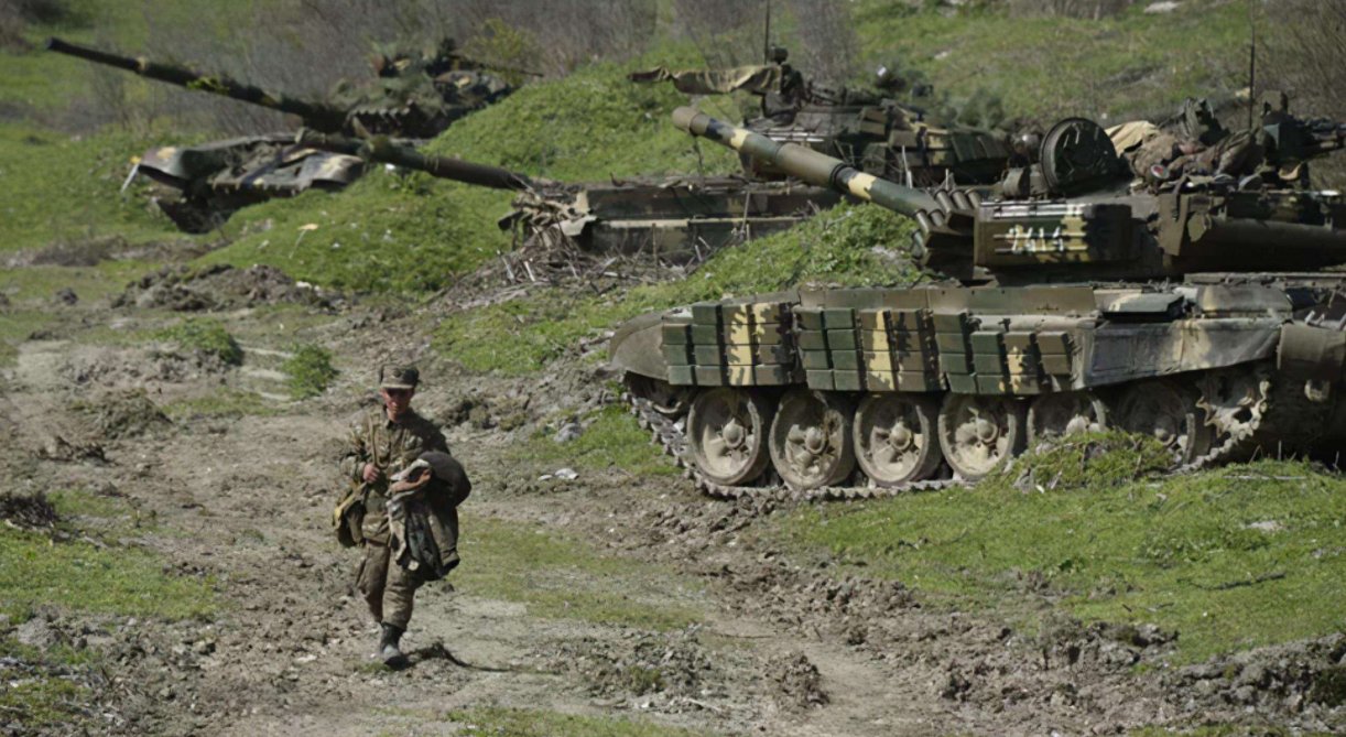 英勇|亚美尼亚女人自愿上战场!拿武器奔赴前线,是英勇还是迫于无奈?