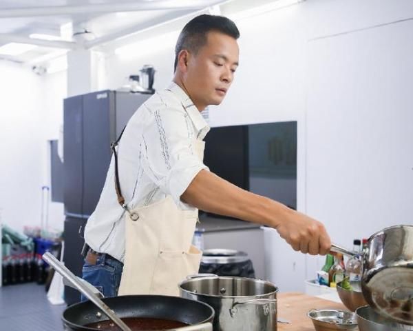  争议|《中餐厅》食品安全引争议，黄晓明边试吃边拌菜，被批不卫生