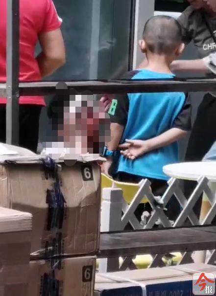  刺伤|突发！柳南万达美发店老板被刺伤，血流满面冲进奶茶店求助