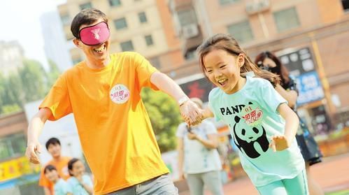 教育|上海地铁中亲奶奶掌掴孙女3耳光，公共场合下孩子该怎么教育？