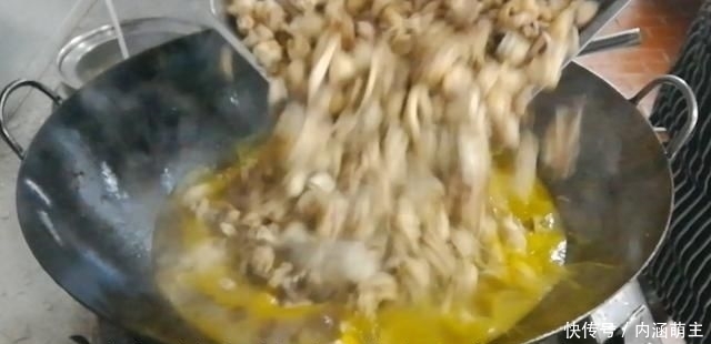 烧鸡|淮扬菜大厨改良员工餐将香菇烧鸡这么做,鲜香微辣,开胃下饭