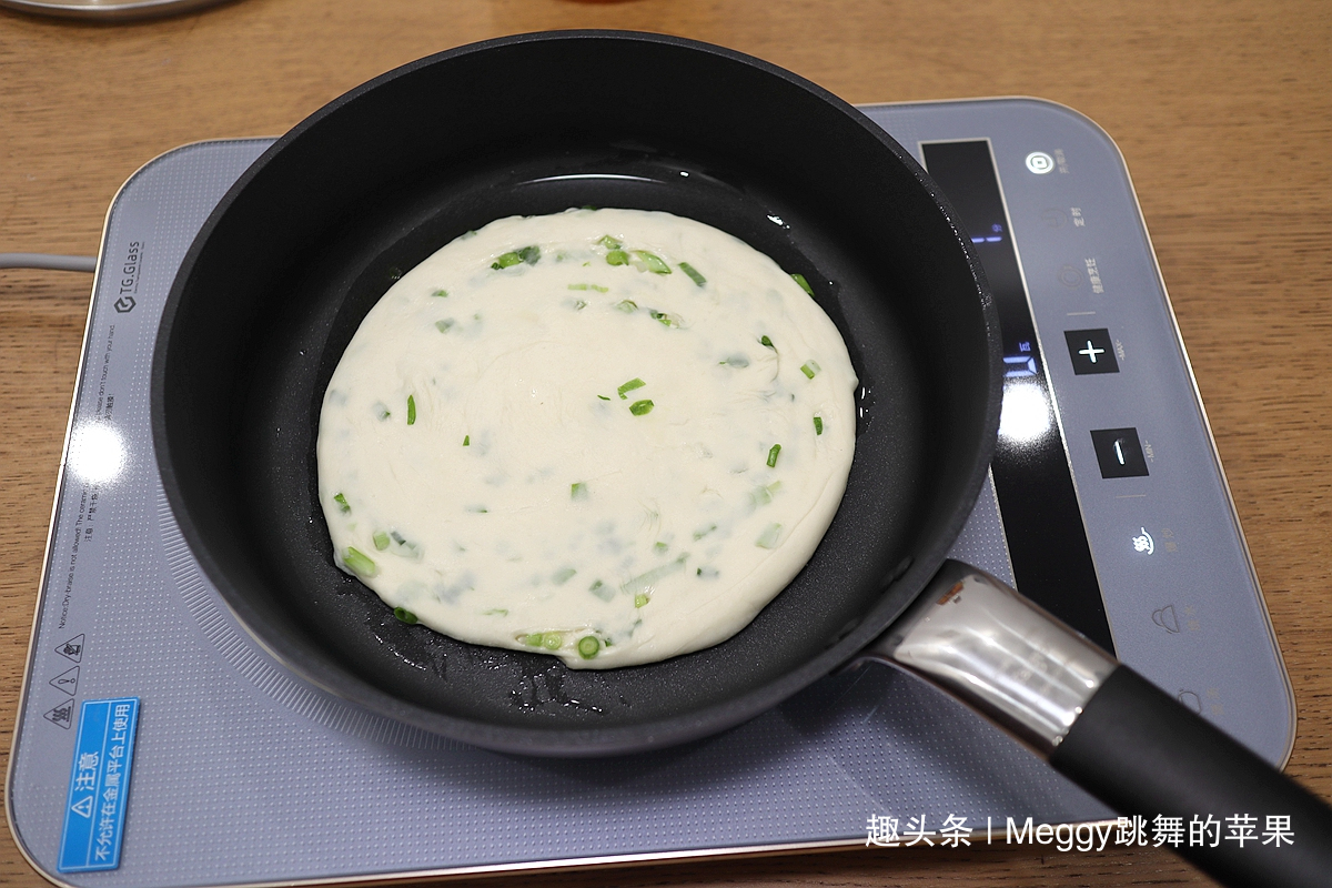 中筋面粉|别争了!外酥里嫩的葱花饼,凉水还是热水揉面跟我学,全会了