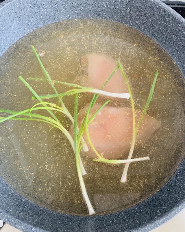  鸡胸肉|家常凉拌鸡丝的做法，这样做香辣开胃又解馋，方法超简单