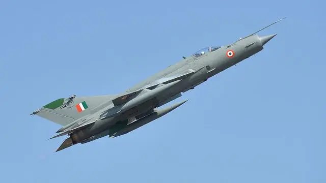 印度战机坠毁居民区致3平民死亡，飞行员弹射逃生