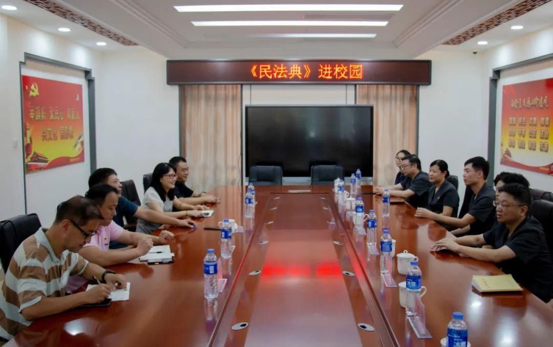 同学们|法在心中，“典”亮人生！福建三级法院法官送民法典进校园