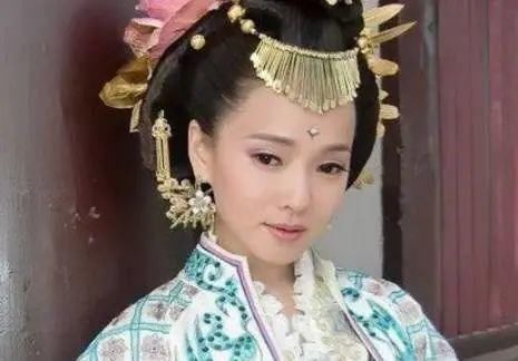  玻璃|曾经绝美容貌遭人嫉妒险被玻璃渣子毁容，如今却自行整成网红脸？