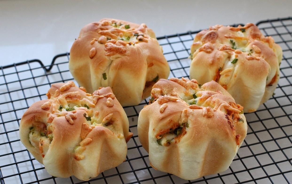 面包|吃腻了甜面包换个口味,加点葱花和肉松,还没出炉就已经香飘满屋