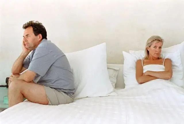  夫妻|为何越来越多的夫妻，到了中年就分床睡？背后的原因很现实
