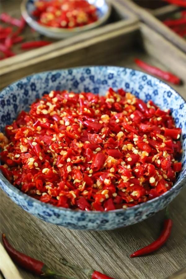  高度白酒|剁辣椒最简单的做法，配方比例告诉你，香辣无添加，放一年都不坏