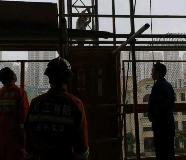  钱某|绍兴一处工地的脚手架上 男子扬言要跳楼……