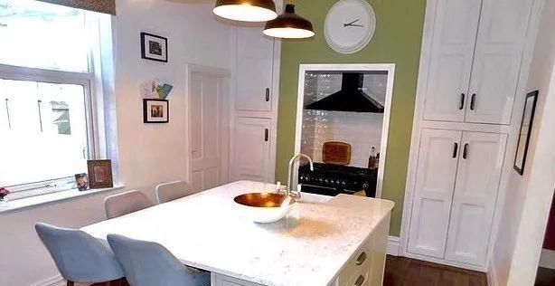  约合人民币|夫妇价值155万别墅因为疫情卖不出去，挂9元甩卖