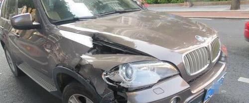  宝马车|雷克萨斯被人撞掉车门，车主痛哭道：我不就吃个早餐嘛