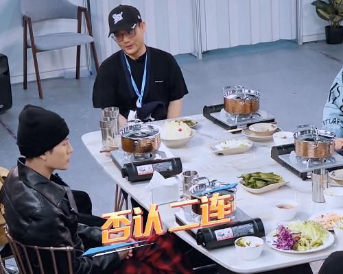  吃火锅|王一博聚餐吃火锅时，却被他盘子的菜抢镜，爱豆的职业素养真高