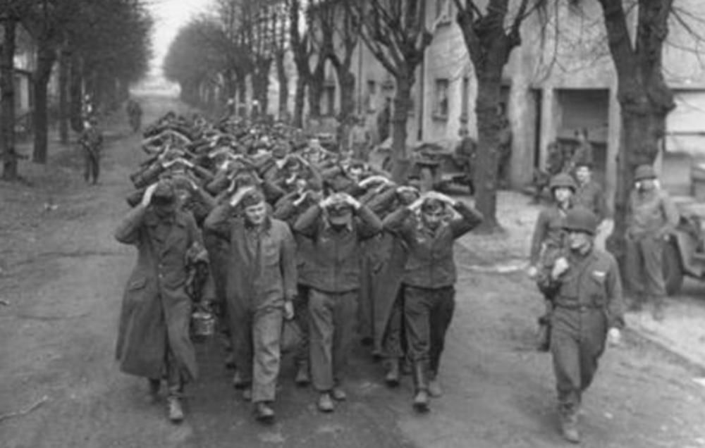 德军|二战德国投降后，与苏军最后一战—布拉格战役，86万德军成俘虏
