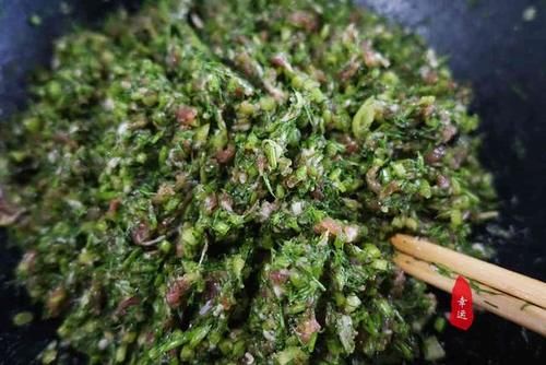 酥脆|酥脆鲜美的锅贴上桌了,皮儿颜色金黄有嚼劲,平时我就爱吃馅儿