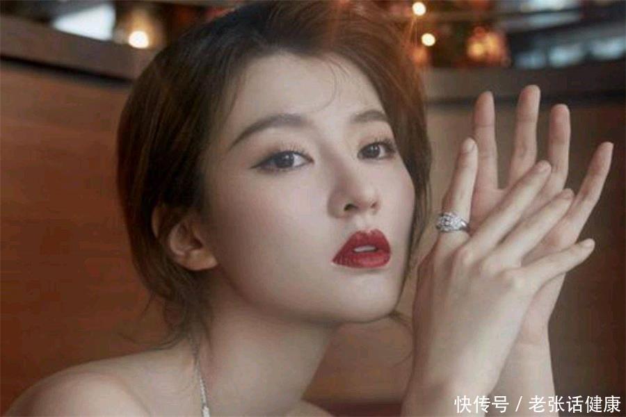 女性4件事若能坚持做60岁也不显老(女人不想老太快，睡前不妨做好四件事，或能助你延缓衰老显年轻)