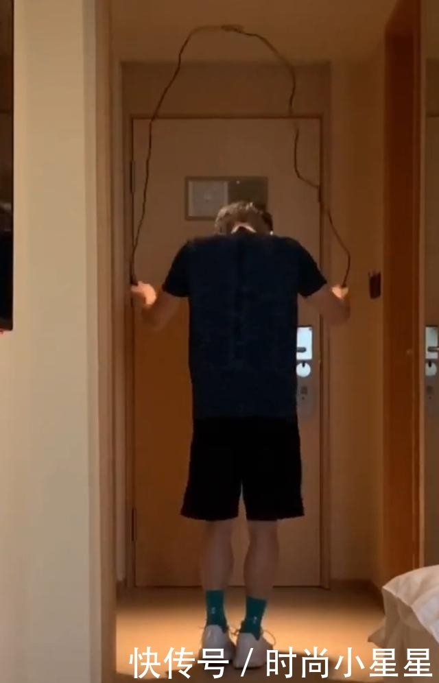 房间|39岁奥运冠军李小鹏酒店跳绳,房间太小难施展,声音太大恐扰民?