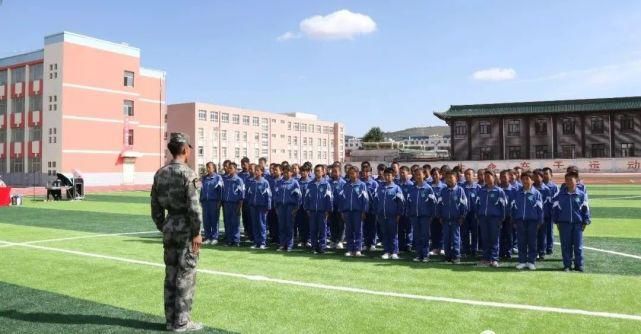 正式|航拍，西吉中学、回中、二中军训！正式拉开帷幕。