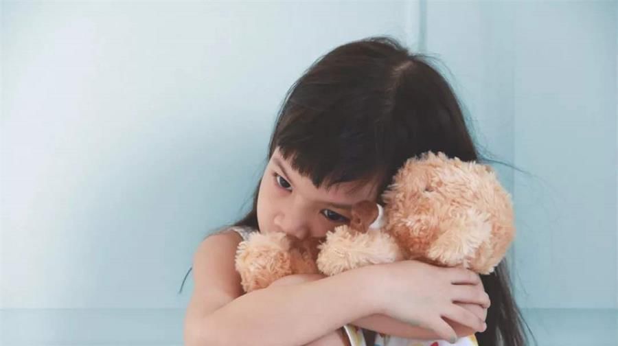  批评孩子|儿童抑郁不容小觑, 一旦发现孩子抑郁, 家长要反思有没有以下行为