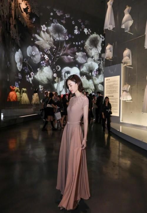  舞台|史上最佛系的漂亮女星！王丽坤发长文告别舞台：宁静姐才是最美的