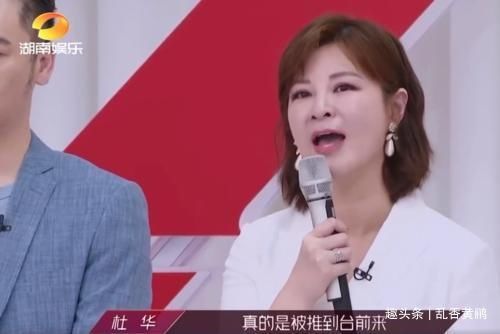 留在|《乘风破浪的姐姐》留在台上的姐姐和淘汰的姐姐连线,独独少了她