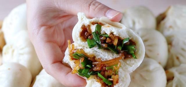  翠绿|韭菜素包子，还是这做法最好吃，韭菜翠绿不变色，松软鲜嫩超解馋
