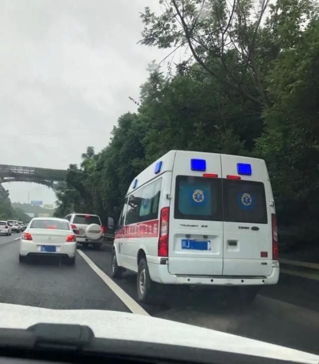 举报|神操作!路遇侵占应急车道,他们一口气拍上千张照片举报