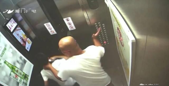  白衣女|掐脖、扇耳光！厦门一男孩电梯里被暴打！原因竟然是…