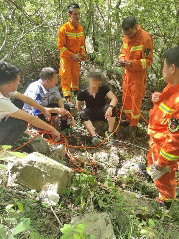 上山|男子上山游玩摔下悬崖 民警消防联合救援