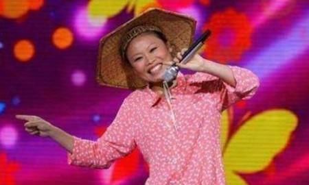  摆摊|草帽姐近况曝光！曾在“星光大道”走红，今路边卖摆摊葡萄