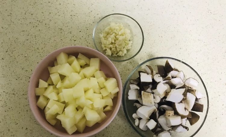  油腻|香菇烧土豆，不需要肉，同样很香，还不油腻